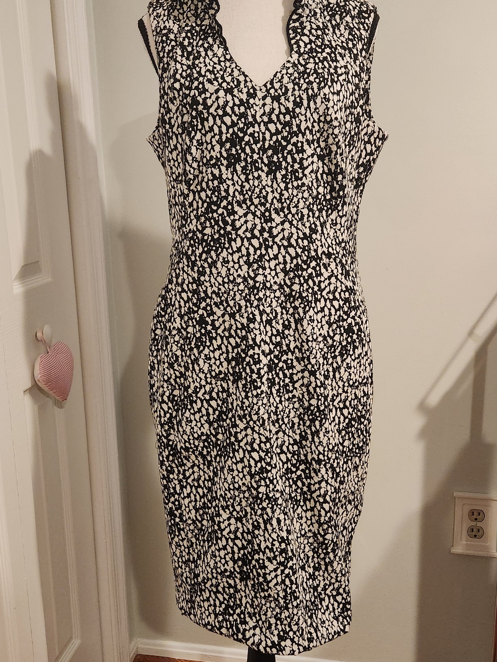 Calvin Klein Black and White Printed Sleeveless Sheath Dress